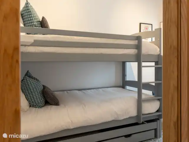Tweede slaapkamer met stapelbed met bedden van 90x200cm